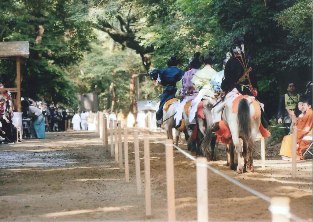 鹿島神宮にて流鏑馬を奉納する倭式騎馬會の射手
