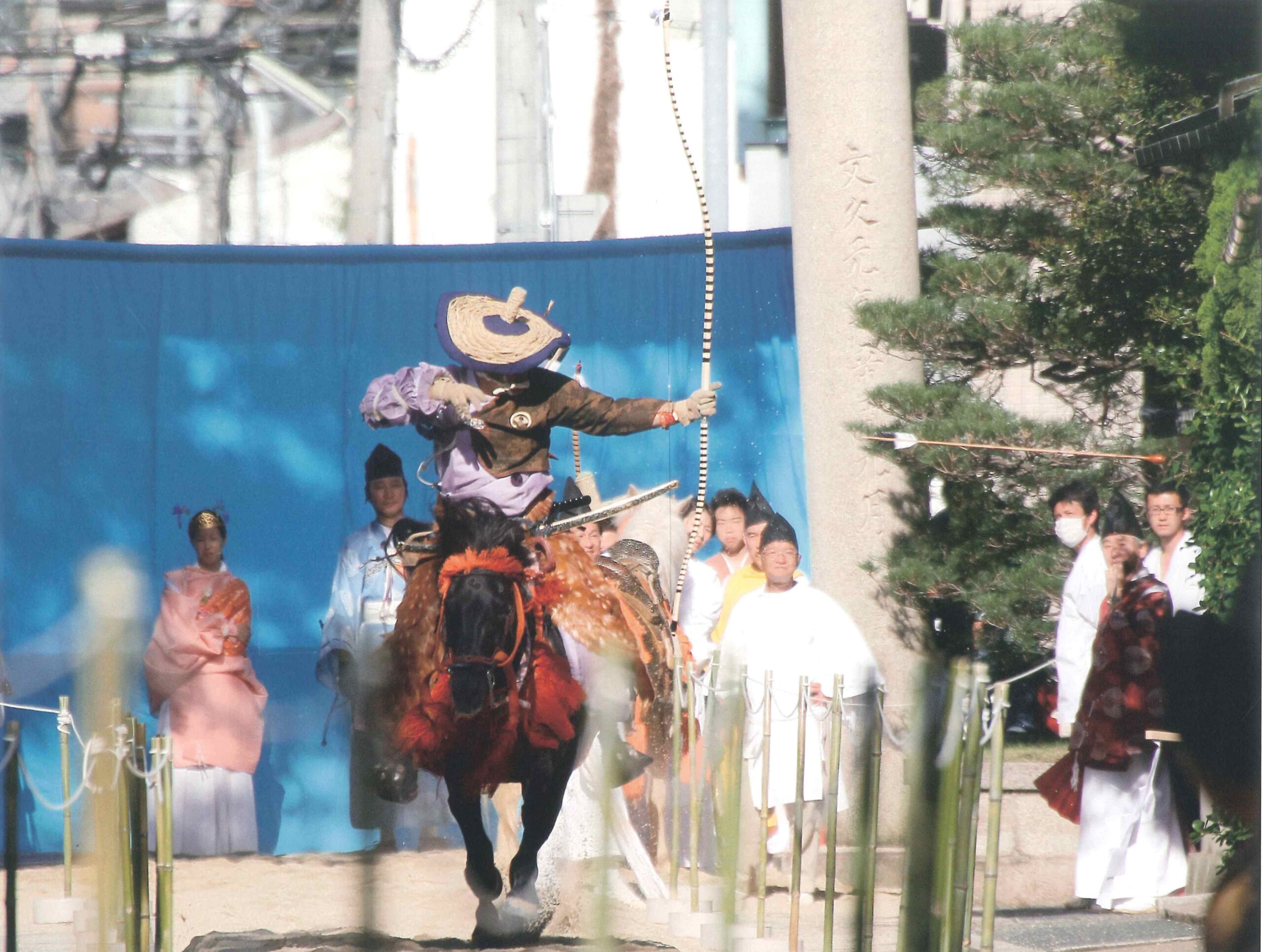 神社で行われる流鏑馬奉納