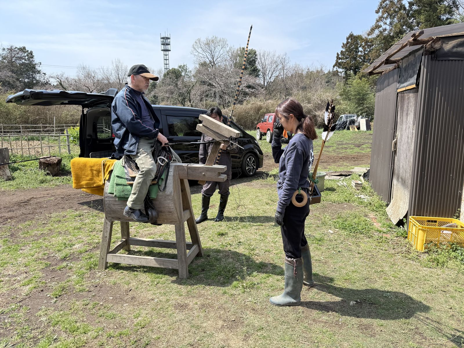 木馬を使った弓の稽古を指導する倭式騎馬會の射手